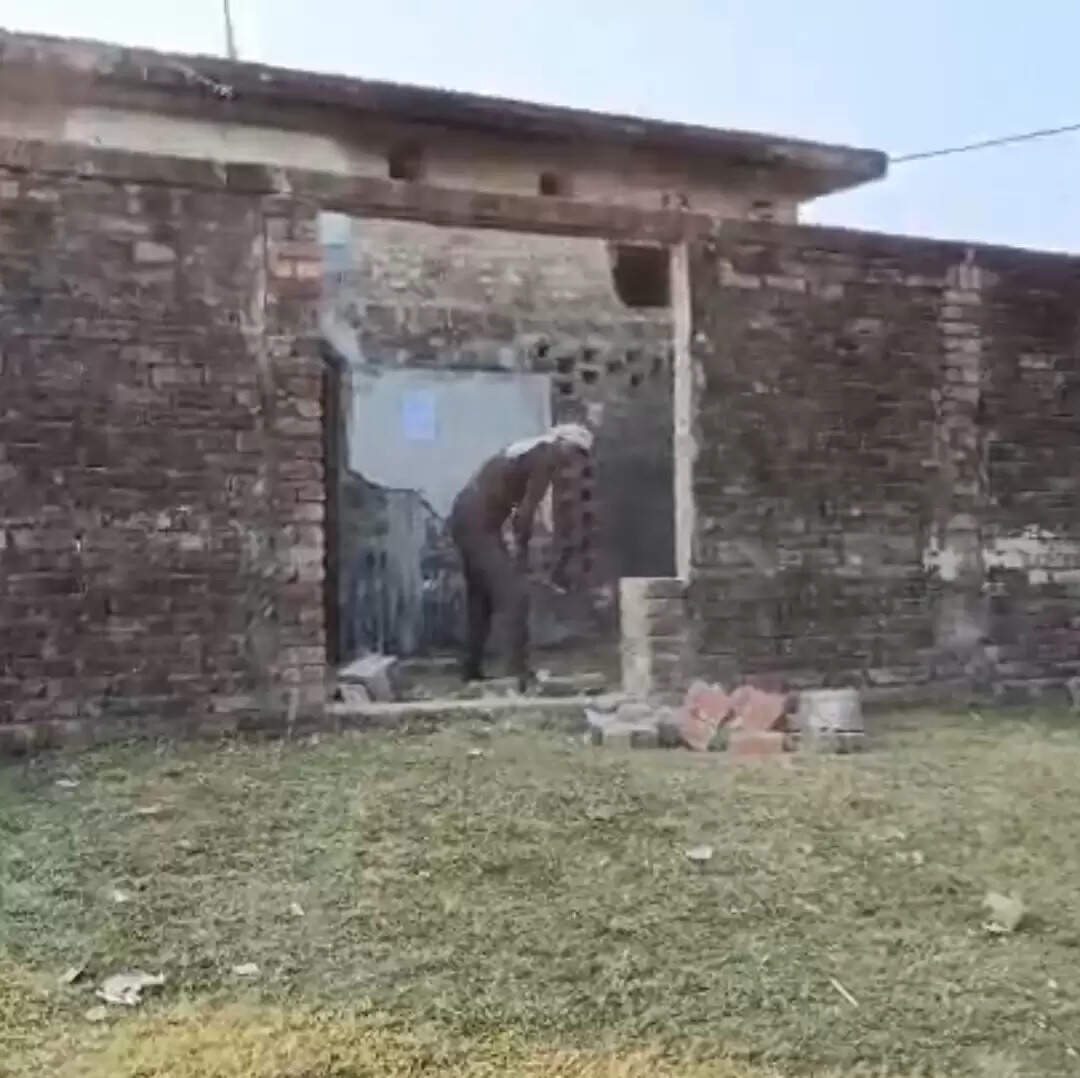 खलिहान की भूमि से हटाया गया अवैध मदरसा, संचालक को 1.07 लाख क्षतिपूर्ति का नोटिस भी जारी