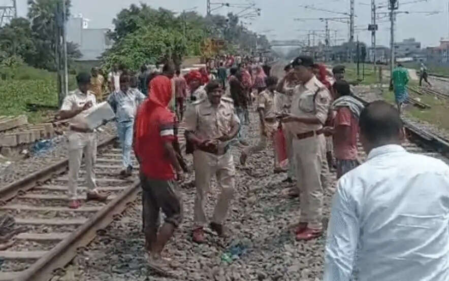अकबरनगर स्टेशन के पास ट्रेन की चपेट में आने से पति-पत्नी समेत मासूम बेटी की मौत