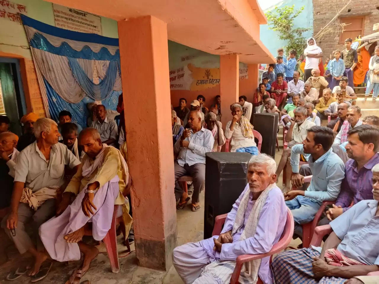 बागमती परियोजना बांध निर्माण कार्य में हो रहे विरोध को लेकर अधिकारियों ने किया ग्रामीणों के साथ बैठक