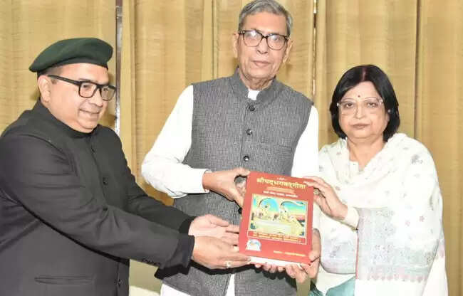 सोनीपत: राज्यपाल असीम घोष सोनीपत पहुंचे, पुलिस ने दिया गार्ड ऑफ ऑनर