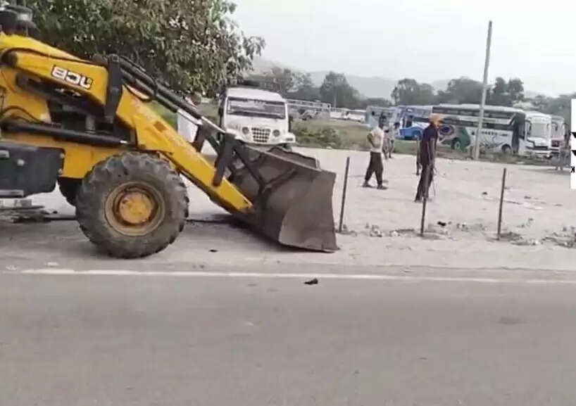 यूपी सिंचाई विभाग ने बैरागी कैंप से हटाया अतिक्रमण