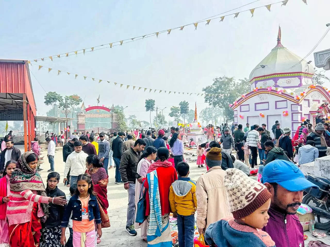 कटिहार में ईशा नववर्ष का जश्न, मंदिरों और चर्चों में उमड़े श्रद्धालु