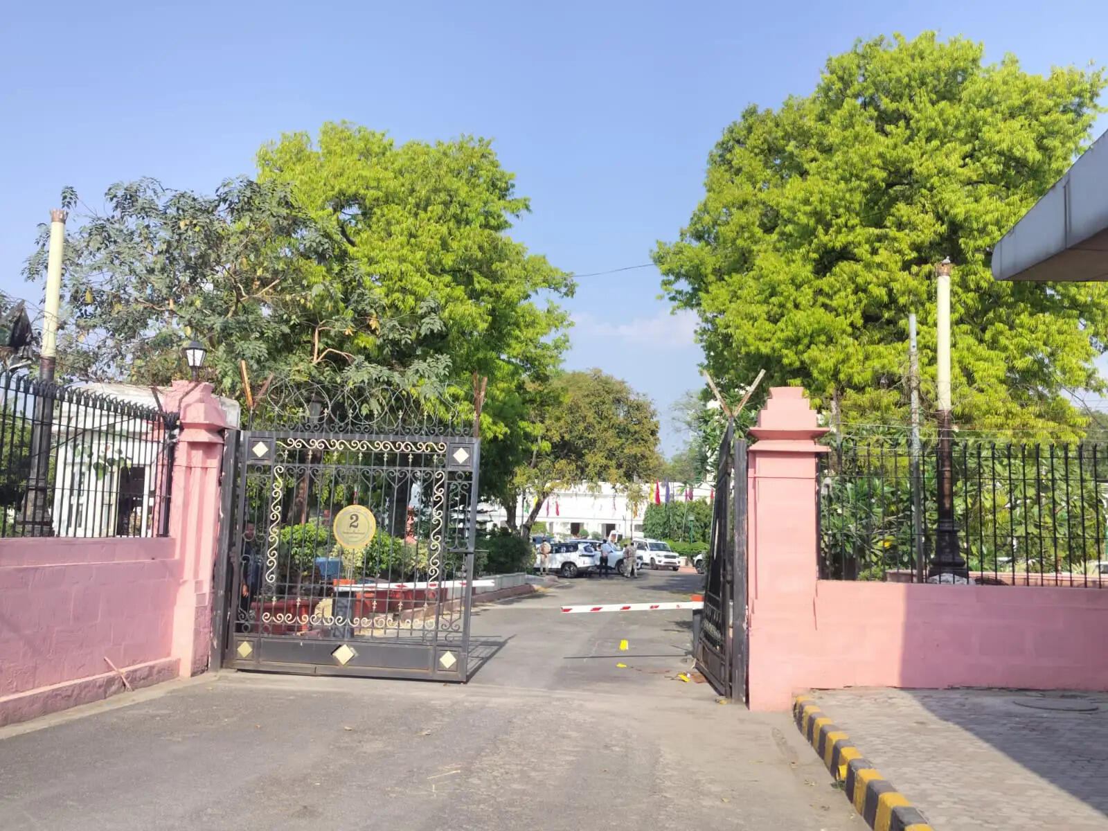 (लीड) दिल्ली विधानसभा का बैरियर तोड़कर घुसी कार, तीन गिरफ्तार