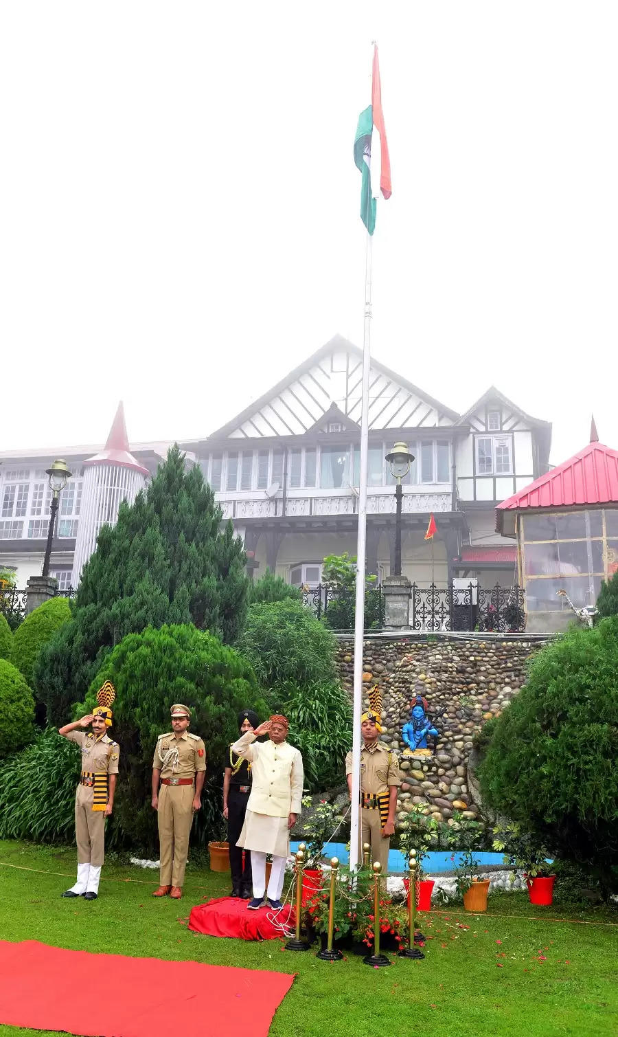 राज्यपाल शिव प्रताप शुक्ल ने राजभवन में राष्ट्रीय ध्वज फहराया