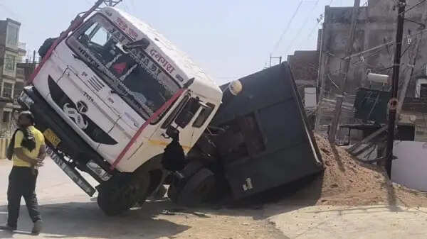 मुरैना:&nbsp;हाईवे का फुटपाथ धंसा, रेत से भरा डंपर पलटा, ट्रांसफार्मर से टकराया वाहन, बड़ा हादसा टला