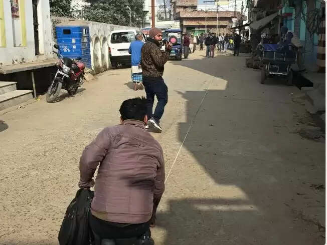 संभल : तालाब बंद कर बना डाले मकान, राजस्व विभाग ने की पैमाइश