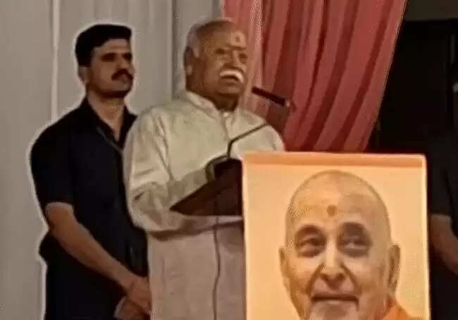 पूरी दुनिया संकट में है और भारत की ओर देख रही है : डॉ. मोहन भागवत