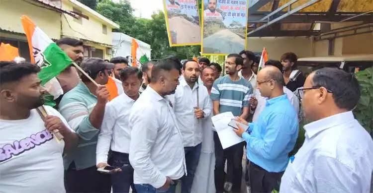 सिडकुल-धनौरी मार्ग को लेकर युवा कांग्रेस का प्रदर्शन, ईई का घेराव