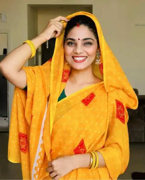 आतंकी हमले के बाद प्रधानमंत्री पर टिप्पणी कर रही गायिका नेहा सिंह राठौर के विरूद्ध दर्ज हुई एफआईआर