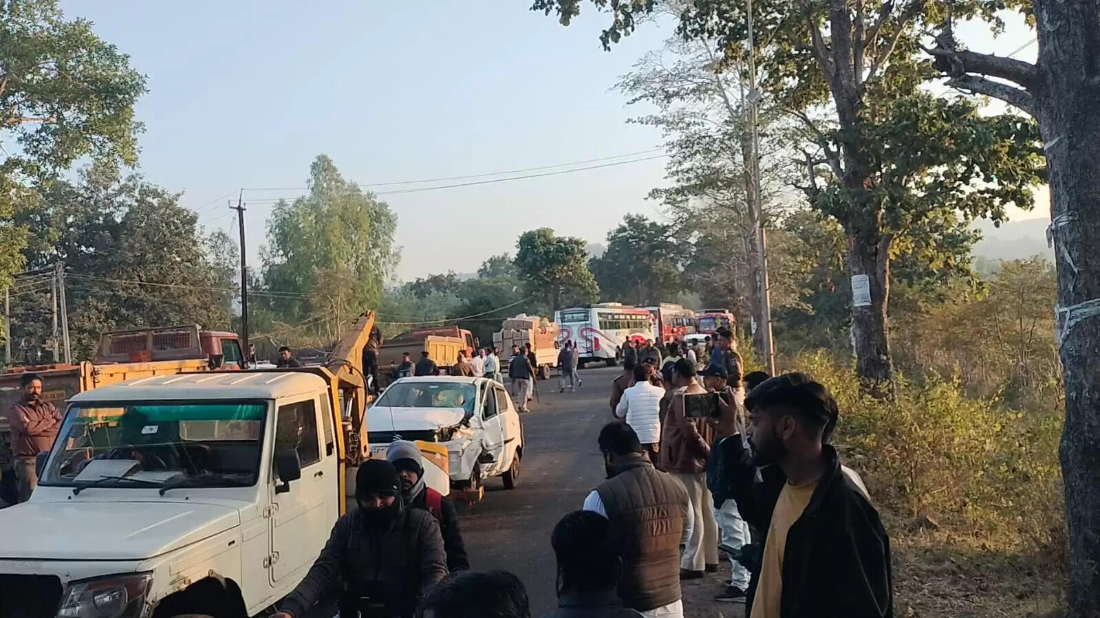 अनूपपुर: टूटी सड़क पर टोल वसूली के खिलाफ ट्रांसपोर्टरों का प्रदर्शन, टोल वसूली बंद