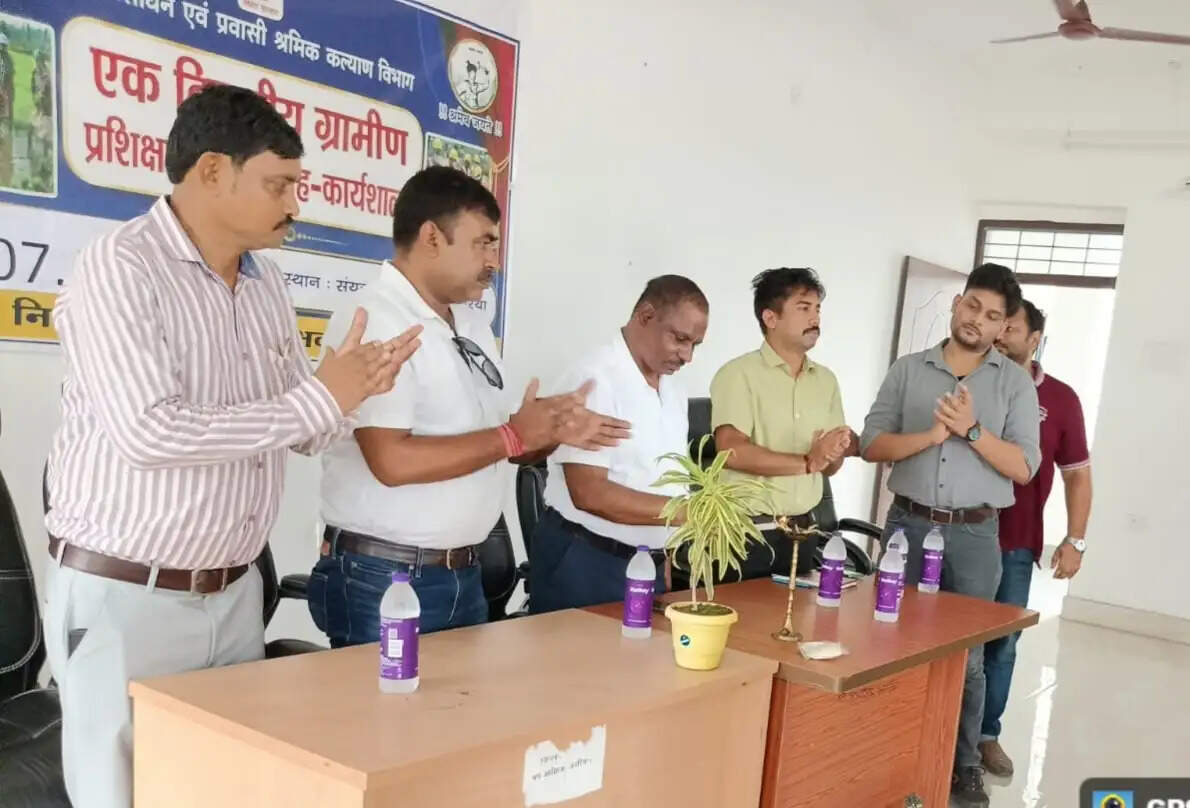 कार्यशाला में श्रमिकों को दी गई अधिकारों एवं कल्याणकारी योजनाओं की जानकारी