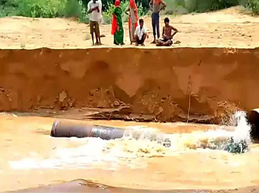 बाढ़ के कारण टूट गई जैसलमेर शहर में होने वाली पानी की सप्लाई की पाइप लाइन