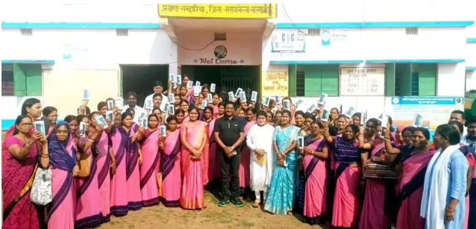पंचायत भवन में 50 आंगनबाड़ी सेविकाओं को मिला स्मार्टफोन