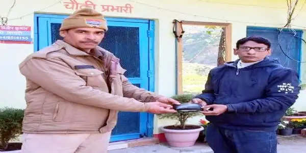 नैनीताल पुलिस ने लौटाया श्रद्धालु का बस में खोया पर्स