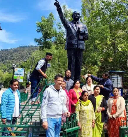 भाजपाइयों ने की बाबा साहेब की जयंती से पहले उनकी मूर्ति की सफाई