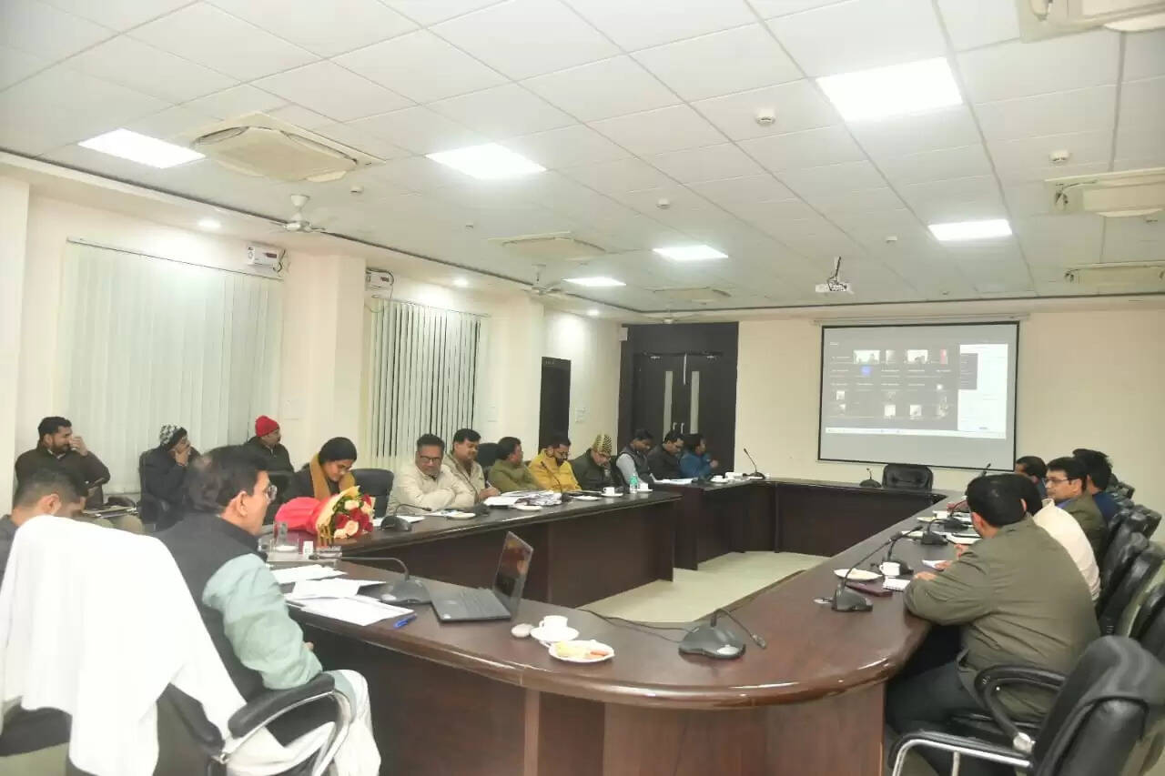 आश्रय स्थानों के व्यवस्थापन एवं अलाव की व्यवस्था पर मंत्री एके शर्मा ने की समीक्षा