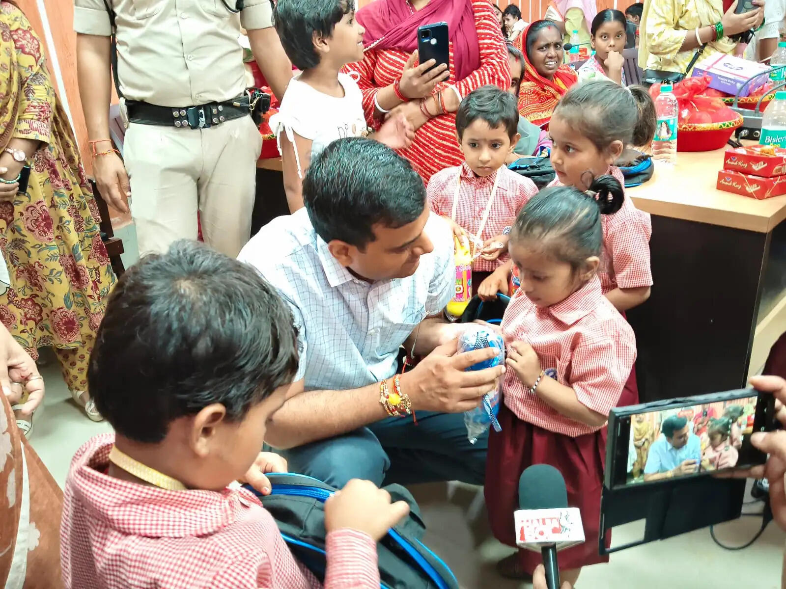 जिला स्तरीय 'बेटी जन्मोत्सव' आयोजित: डीएम ने नवजात बेटियों की माताओं को किया सम्मानित, बांटी बेबी किट