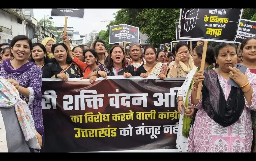 राहुल गांधी के दौरे पर भाजपा महिला मोर्चा का प्रदर्शन, कई कार्यकर्ताओं को पुलिस ने हिरासत में लिया