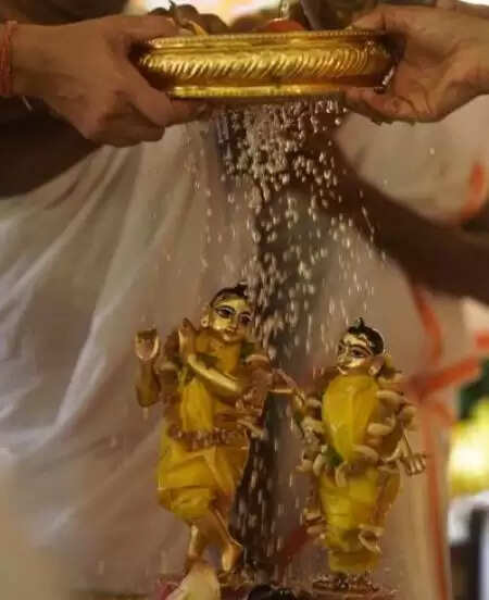 कहीं केट काटकर तो कहीं अभिषेक कर मनाया गया राधा रानी का जन्मोत्सव