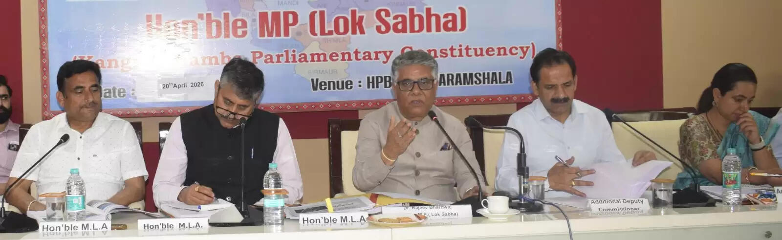 सांसद और विधायक निधि के विकास कार्यों को बिना देरी करें पूर्ण : डाॅ. राजीव भारद्वाज