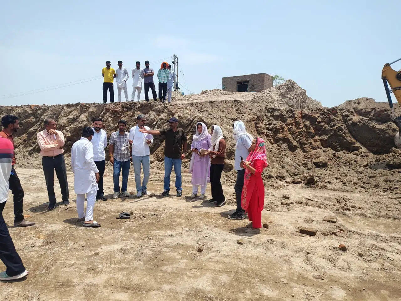 हिसार में प्राचीन धरोहर के पास अनुमति से अधिक किया जा रहा मिट्टी उठान, सीएम फ्लाइंग की रेड