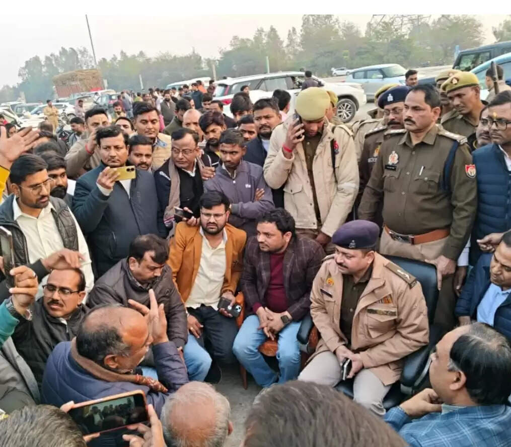 बाराबंकी के हैदरगढ़ स्थित बारा टोल प्लाजा पर हाईकोर्ट अधिवक्ता की पिटाई के विरोध में सैकड़ों वकीलों ने धरना-प्रदर्शन किया