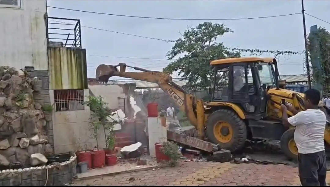 जबलपुर : सीलिंग की सरकारी जमीन पर बना रखा था शादी का मंडप, प्रशासन ने चलाया बुलडोजर