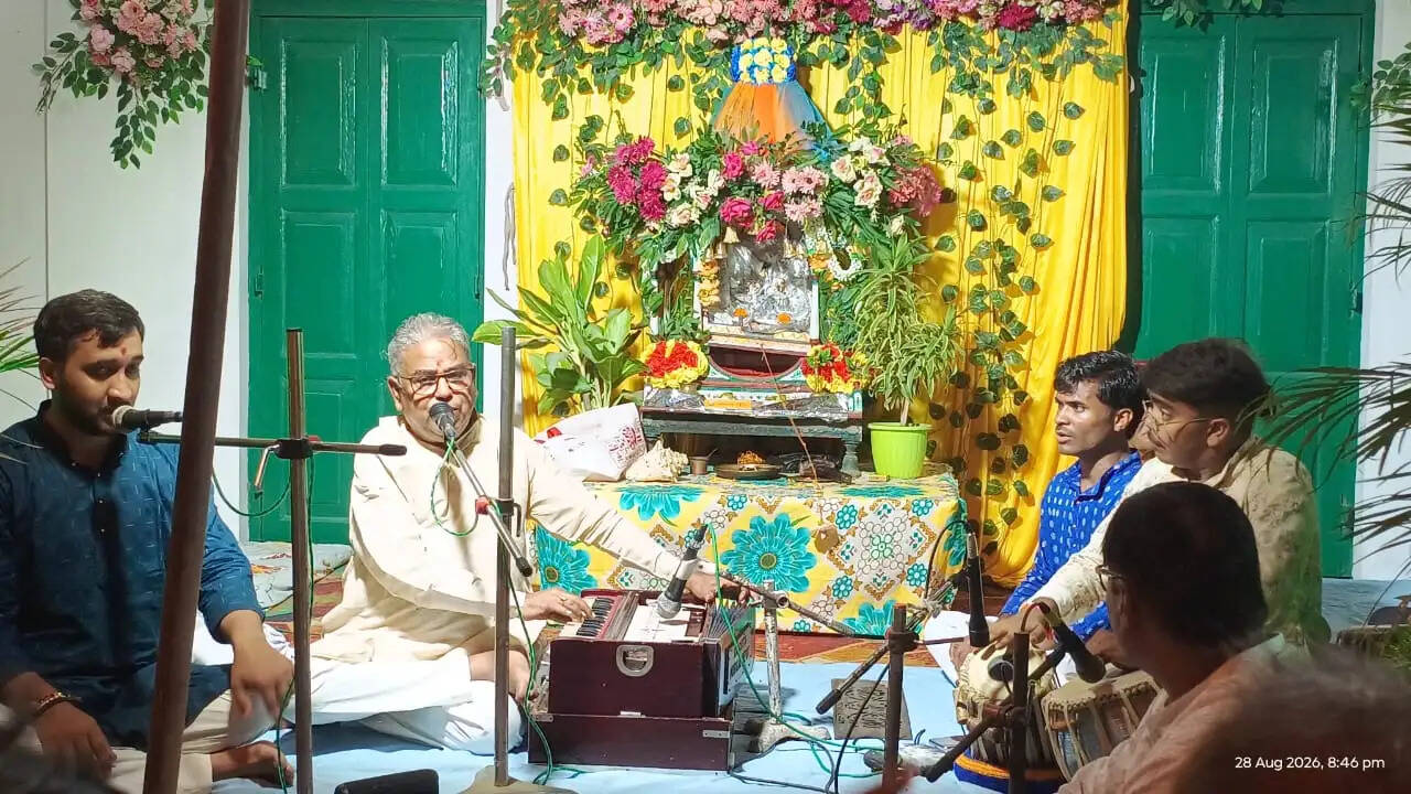 स्व. ब्रजेंद्र बहादुर के आवास पर आयोजित हुआ झूलन उत्सव, गीत-संगीत से सजी शाम
