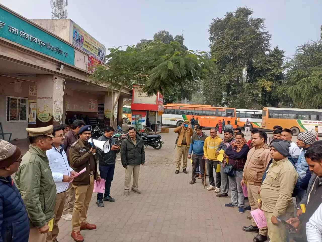 कोहरे में सावधानी बरतते हुए बस संचालन के लिए राेडवेज चालकों को किया जागरूक