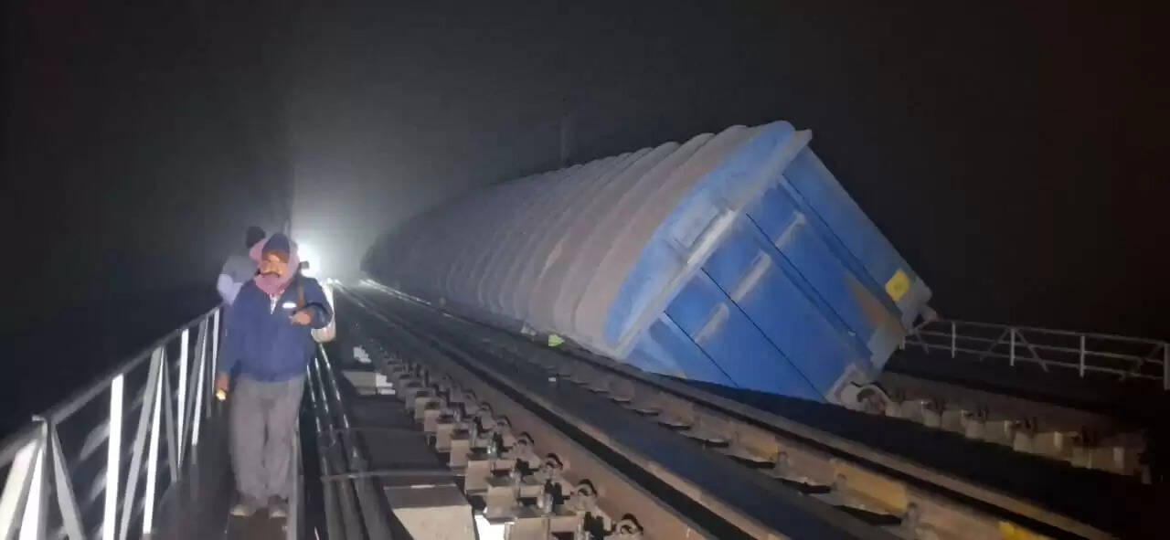 जमुई-जसीडीह रेलखंड के सिमुलताला पुल पर सीमेंट से लदी मालगाड़ी दुर्घटनाग्रस्त