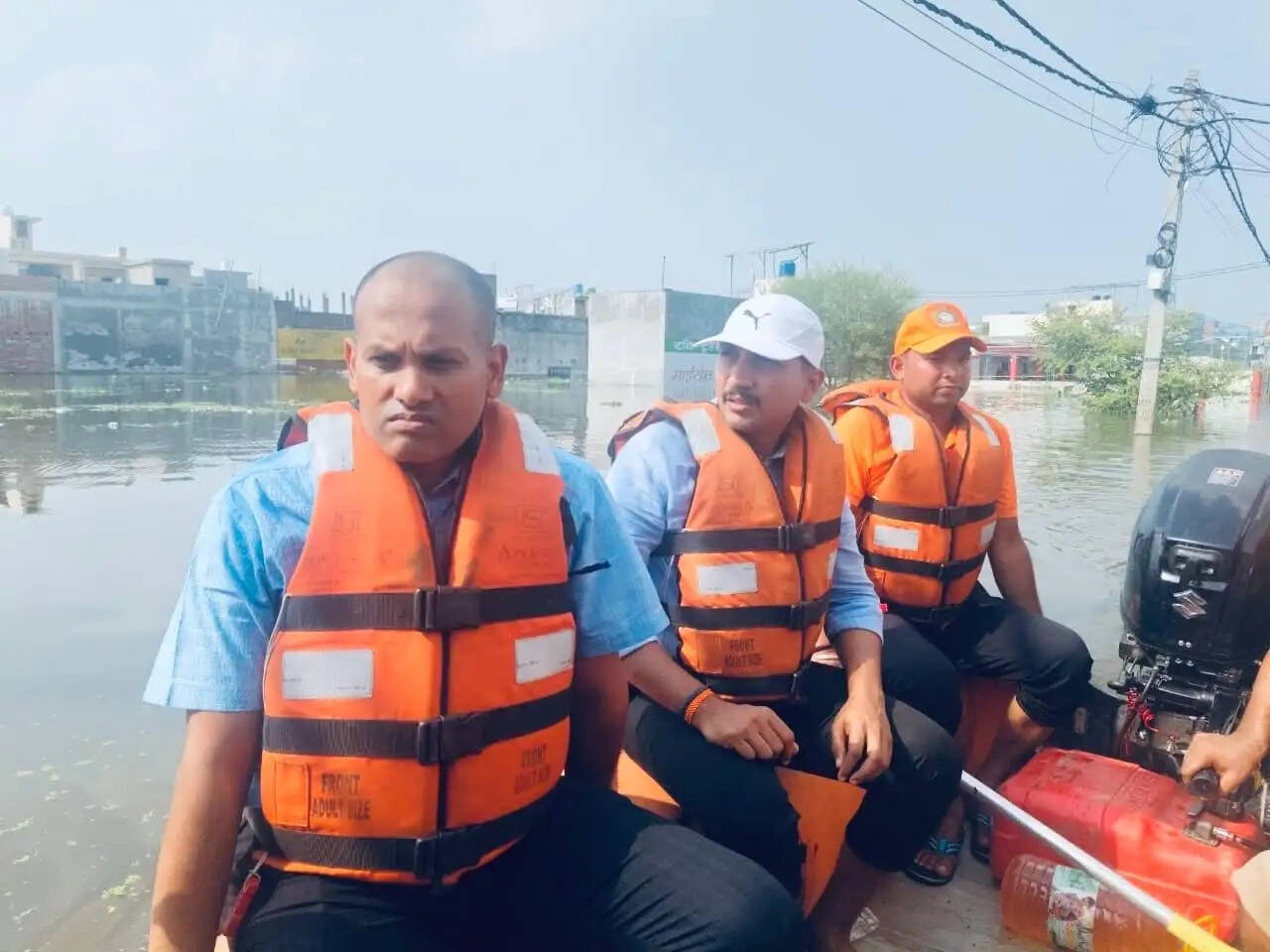 मुख्यमंत्री योगी के निर्देश पर लखनऊ के बाढ़ प्रभावित इलाकों में युद्धस्तर पर राहत अभियान, डीएम ने संभाली कमान
