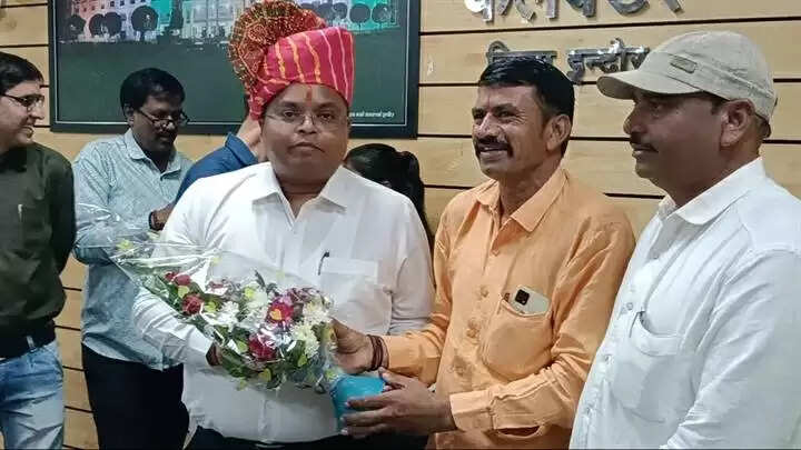 इंदौरः जनसुनवाई में दिखा अनूठा दृश्य, किसानों ने साफा पहनाकर कलेक्टर के प्रति जताया आभार