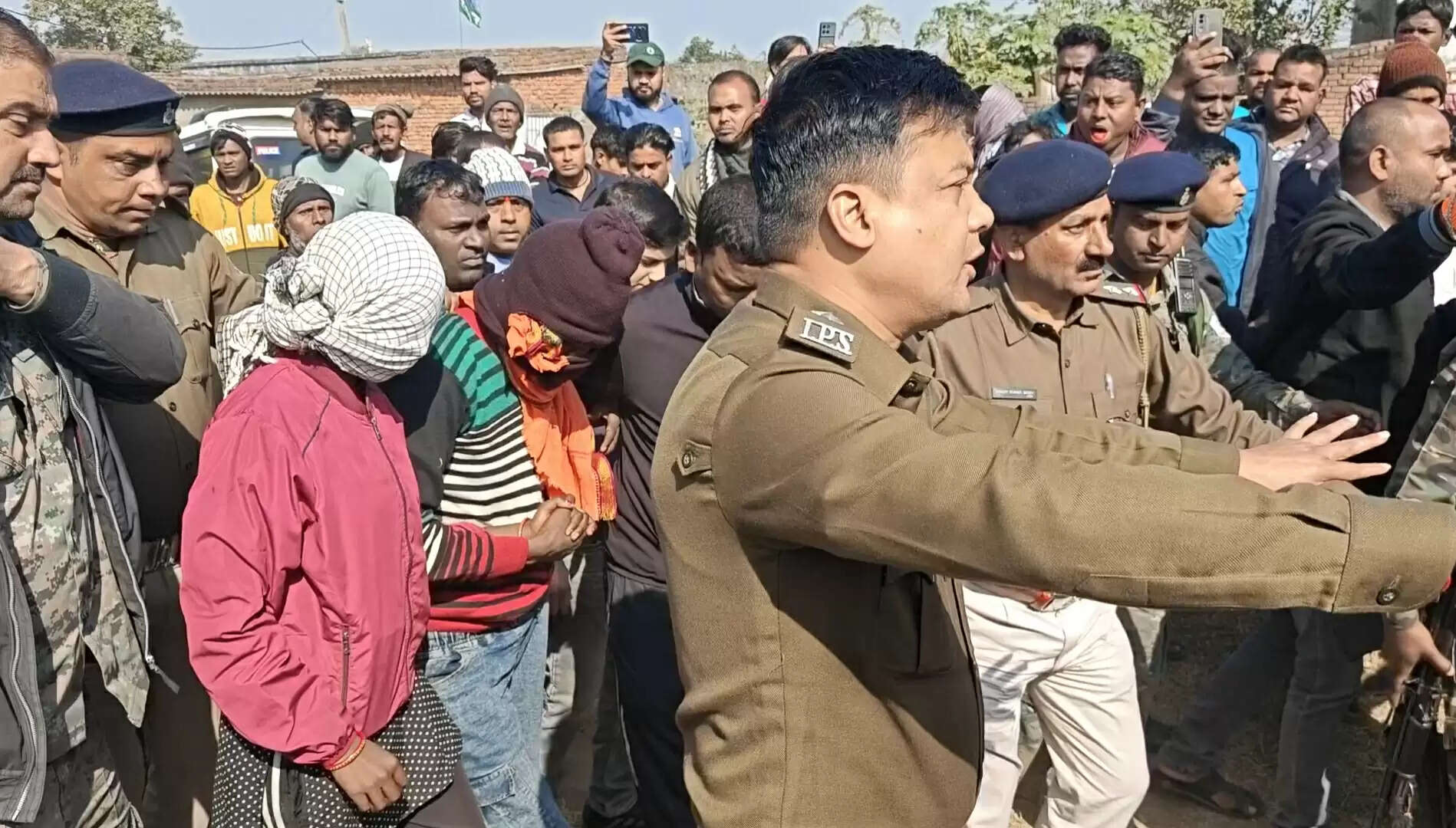 अंश और अंशिका 12 दिनों से सो रहे थे पुआल के बिस्तर पर