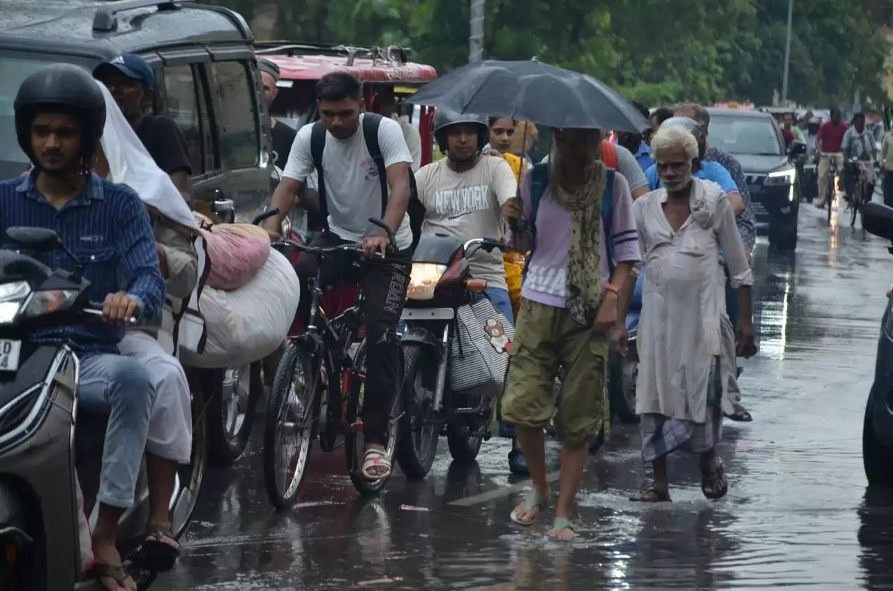 वाराणसी: आषाढ़ माह में झमाझम बारिश, उमस भरी गर्मी से राहत, गलियों में जलभराव