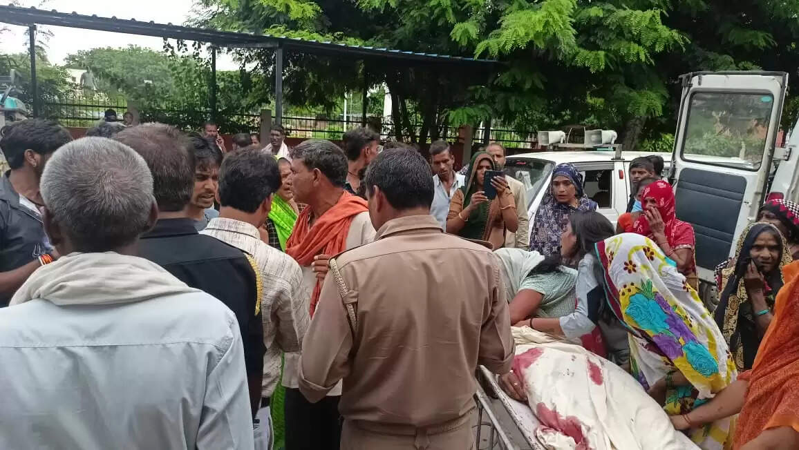 कार और ऑटो की टक्कर में तीन की मौत, तीन घायल