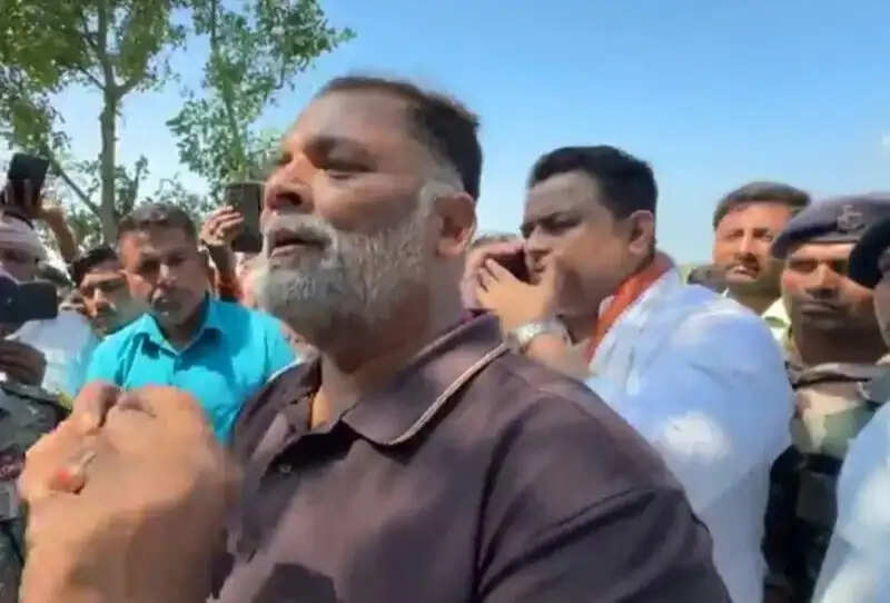 चम्पारण तटबंध टूटने की सूचना पर बाढ़ पीड़ितों के बीच सांसद पप्पू यादव पहुंचे
