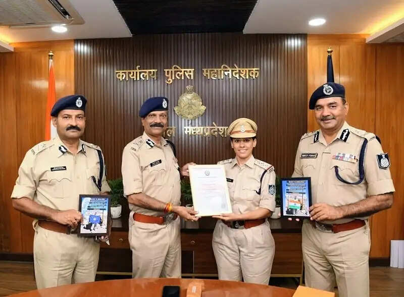 मप्रः किलिमंजारो फतह करने वाली निरीक्षक दीपिका गौतम ने की डीजीपी से सौजन्य भेंट
