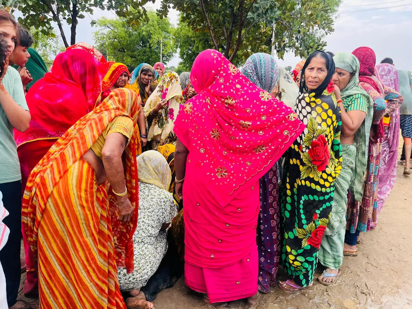 आंधी में नीम का पेड़ गिरने से झोपड़ी में बैठी महिला की मौत