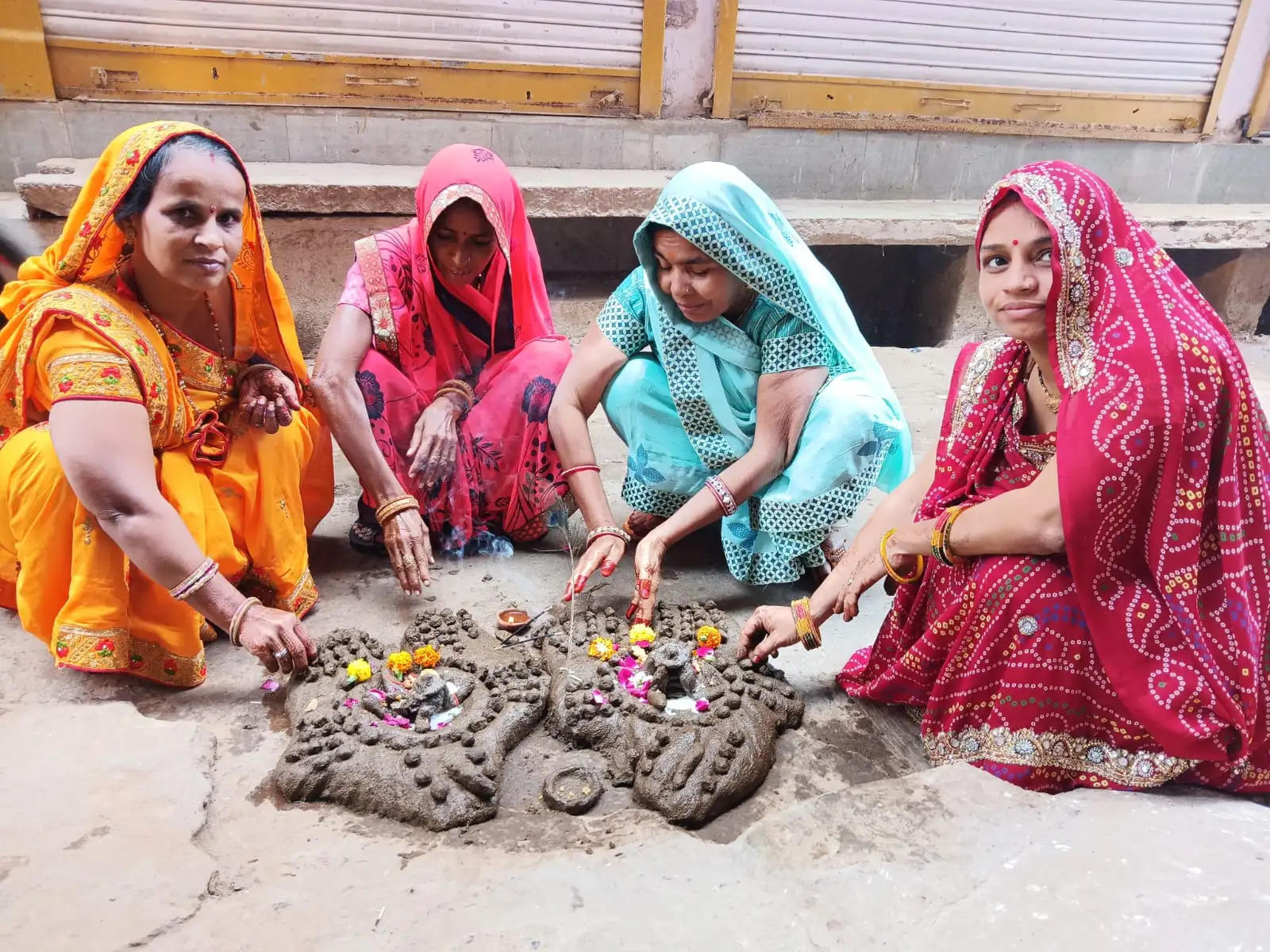 झालावाड़ जिले में मनाया गोवर्धन पूजा का पर्व, महिलाओं ने की पूजा अर्चना