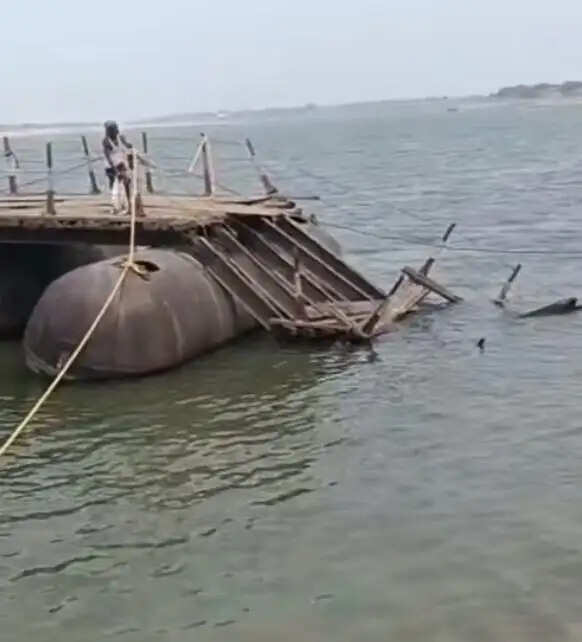 उत्तर प्रदेश के दो दर्जन जिलों में आंधी—पानी, कई जिलाें में ओलावृष्टि हुई, प्रयागराज में पीपा पुल बहा