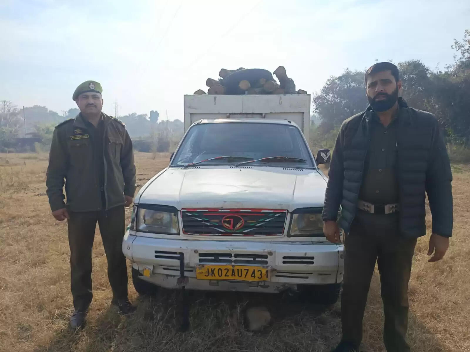 जम्मू पुलिस ने घरोटा क्षेत्र में अवैध खैर की लकड़ी की तस्करी में शामिल टाटा मोबाइल किया जब्त