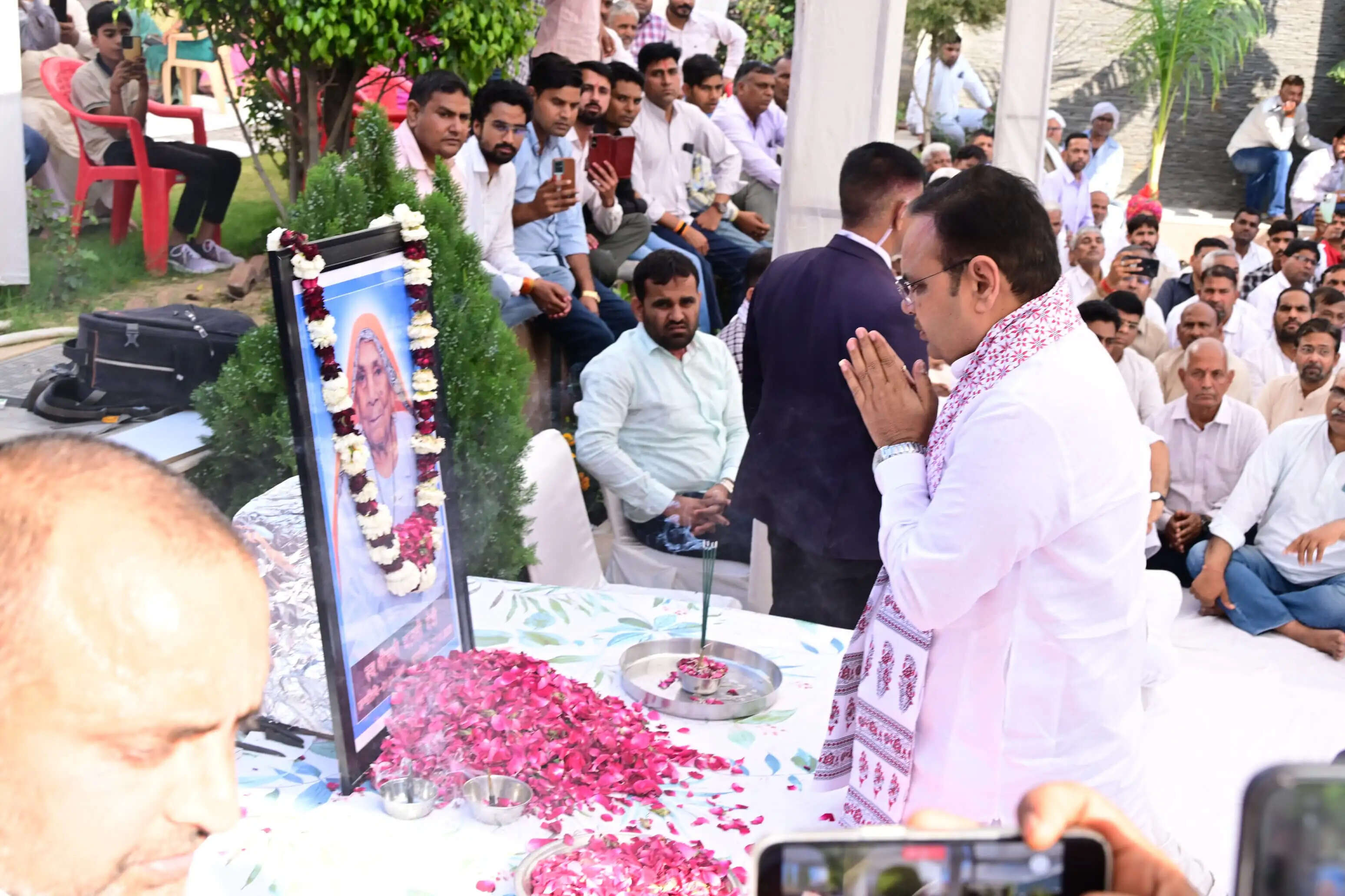 नेता प्रतिपक्ष जूली की माताजी के निधन पर सीएम भजनलाल शर्मा और केंद्रीय मंत्री भूपेंन्द्र यादव ने काठूवास पहुंचकर जताया शोक