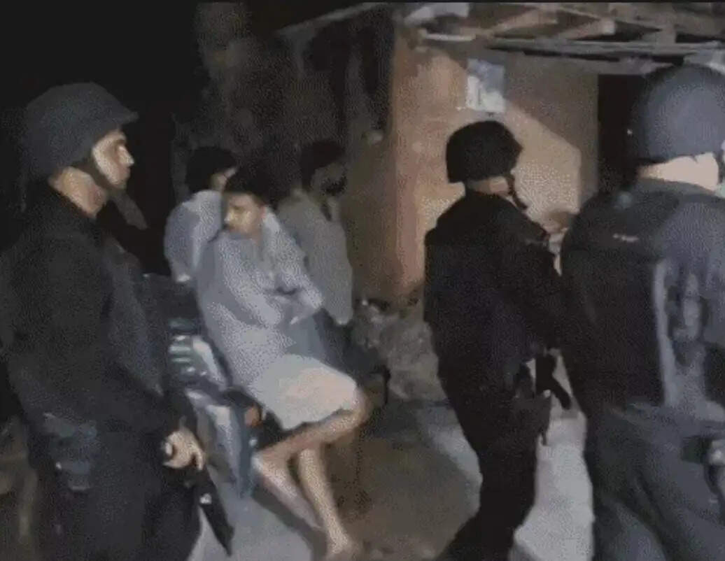 उप्र के आजमगढ़ में पत्नी-बेटे और दो पुजारियों को मारने वाला आरोपित मुठभेड़ में ढेर