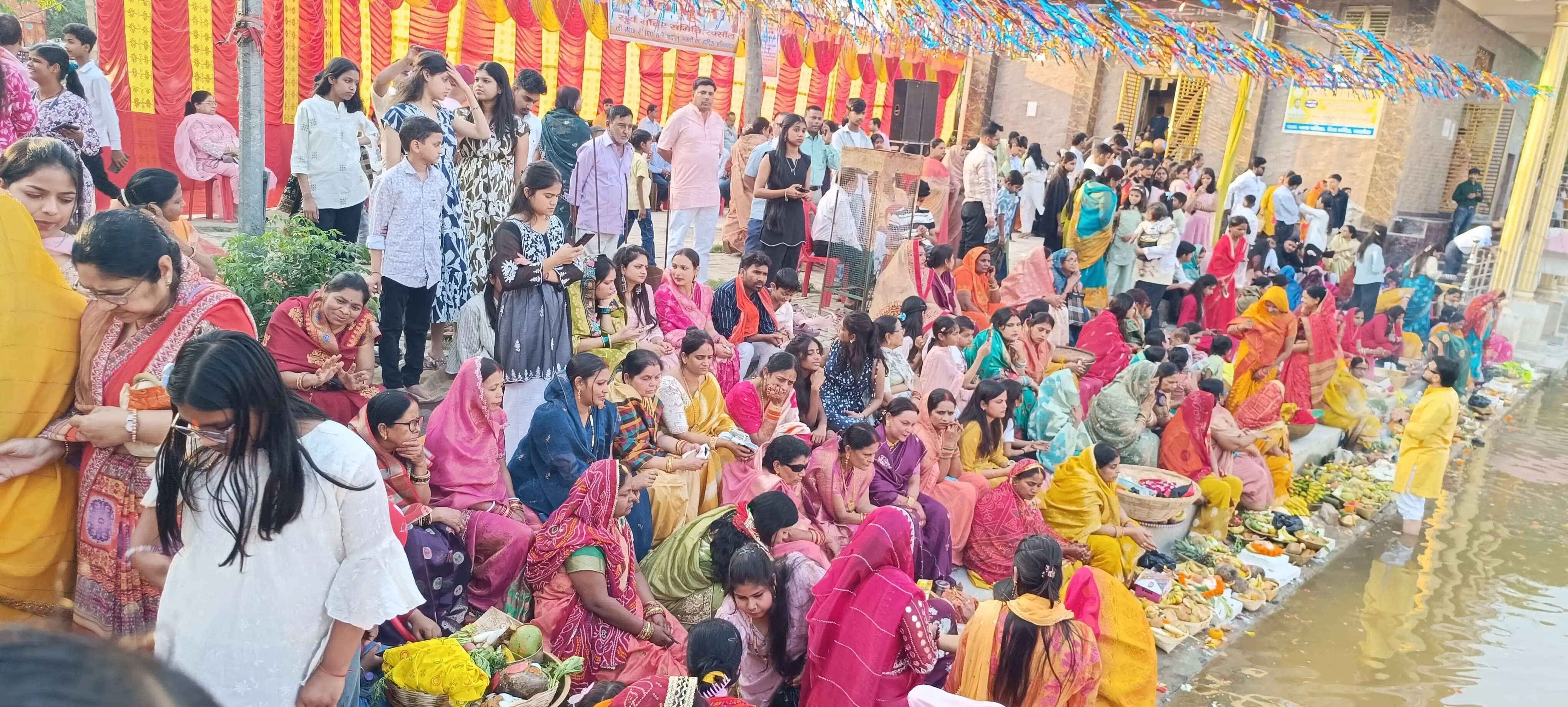 व्रतियो ने दी अस्तचलगामी भगवान भास्कर को दिया अर्घ्य