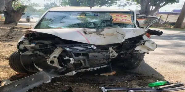 पेड़ से टकराईं शादी समारोह से लौट रही कार, पांच घायल