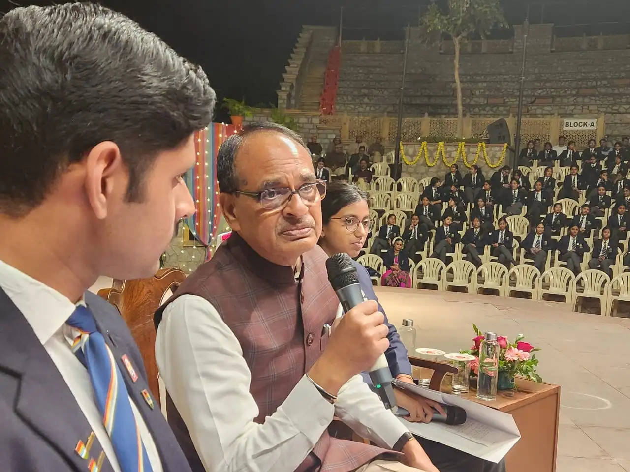 संवाद और डिस्कशन से ही विवादों को सुलझाया जा सकता है- प्रसून जोशी