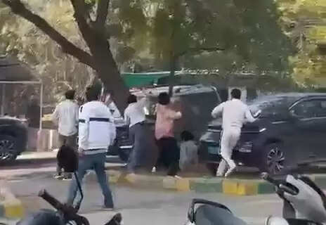 एमडीयू में दो गुटो में खूनी संघर्ष,गाड़ी से युवकों को कुचलने का प्रयास