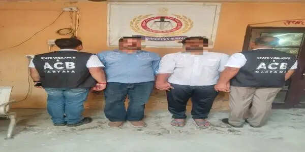 पानीपत&nbsp;में&nbsp;हड़ताल&nbsp;के&nbsp;समय&nbsp;20 हजार रिश्वत लेते पटवारी एवं&nbsp;एक अन्य गिरफ्तार