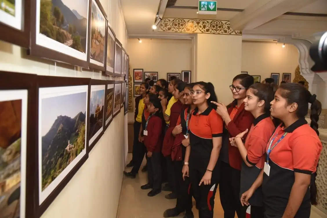 फोटो प्रदर्शनी में जयपुर की तस्वीरों देखकर स्कूली बच्चों में दिखा उत्साह