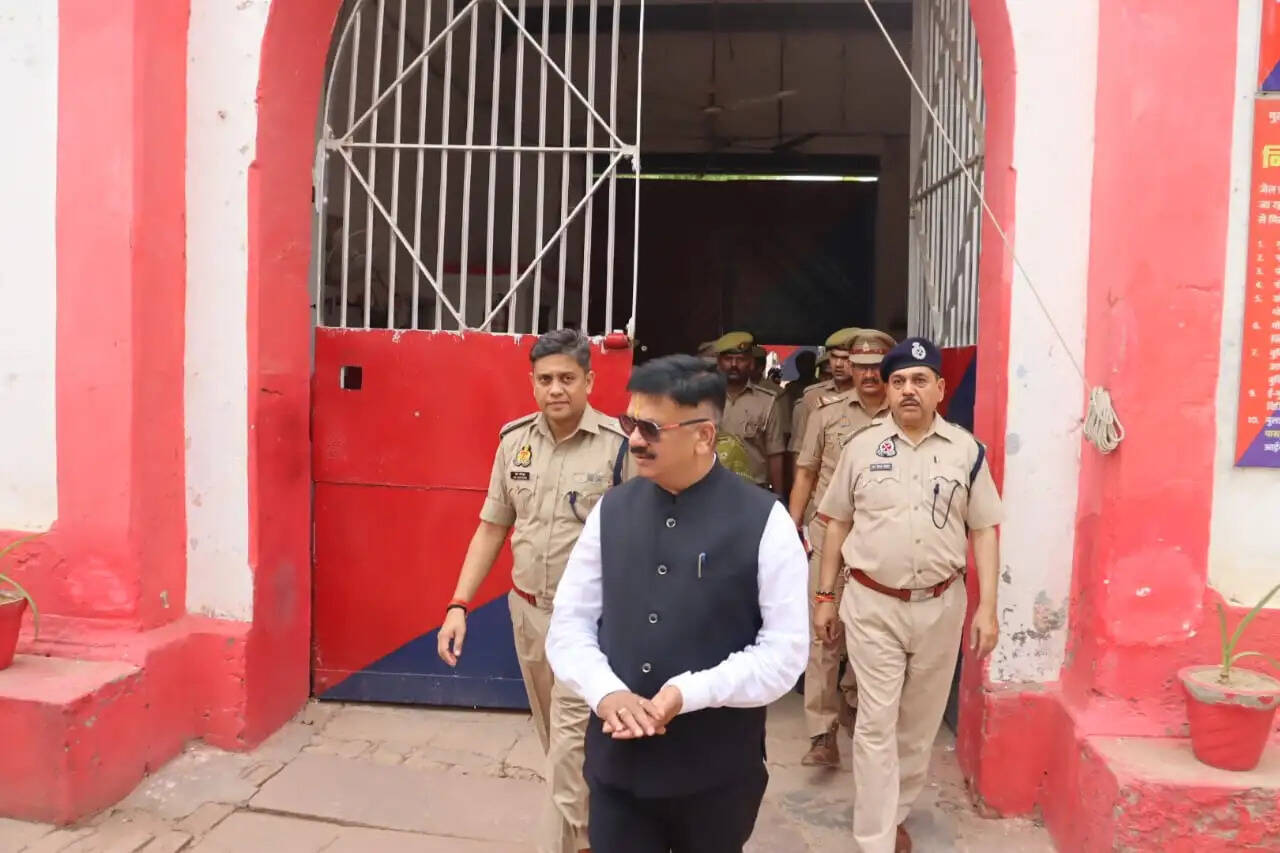 जिलाधिकारी और पुलिस अधीक्षक ने जिला जेल का किय आकस्मिक निरीक्षण,सब कुछ सामान्य